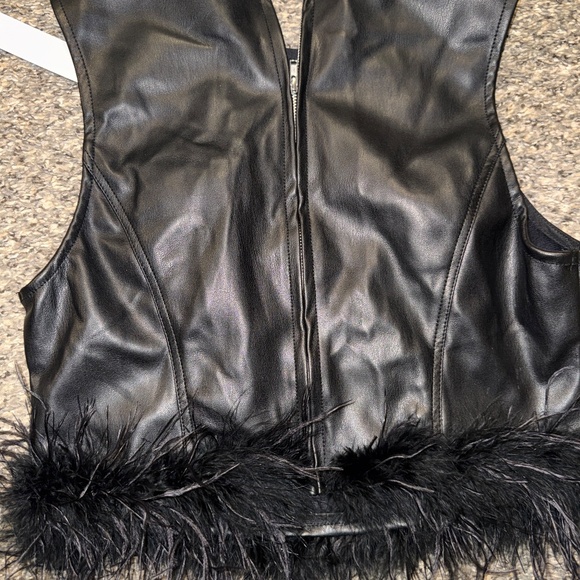 Black sleeveless leather top - Picture 3 of 3